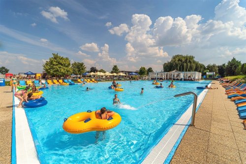 Vonkajší bazén s atrakciami v Aquaparku Senec