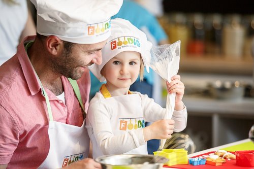 Otec s dieťaťom na kurze varenia vo Foodie