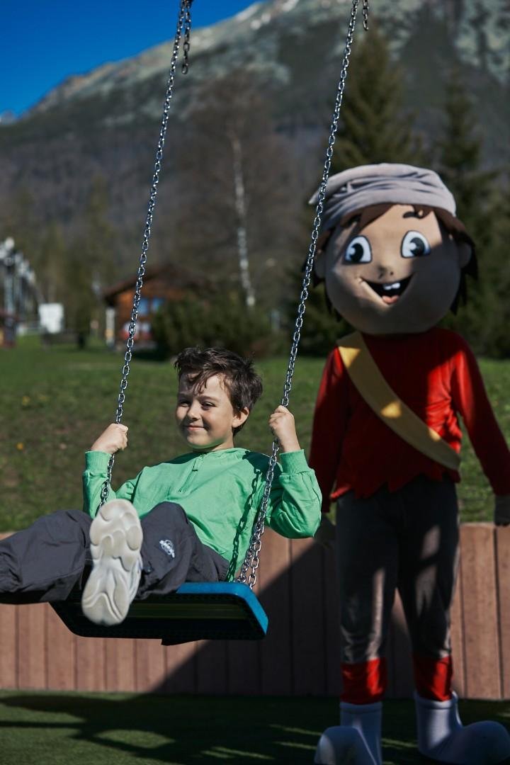 chlapec na hojdačke