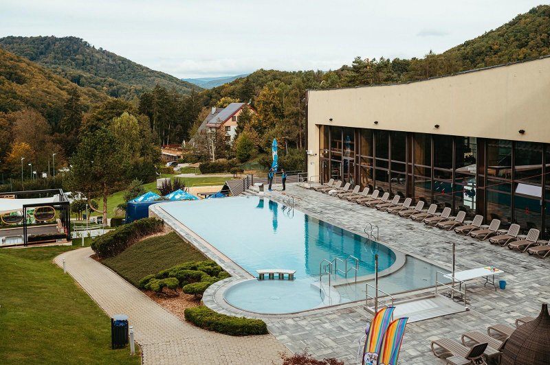 Areál hotela Sitno s bazénom a lehátkami - Hotel Sitno exteriér