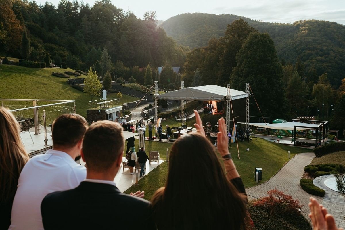 Event pod holým nebom v trávnatom areály hotela