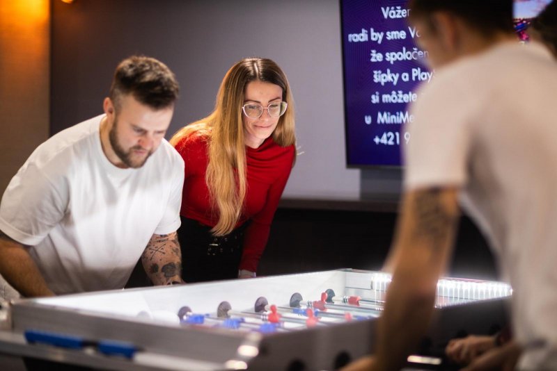 GameZone Sitno - Ľudia hrajú stolný futbal