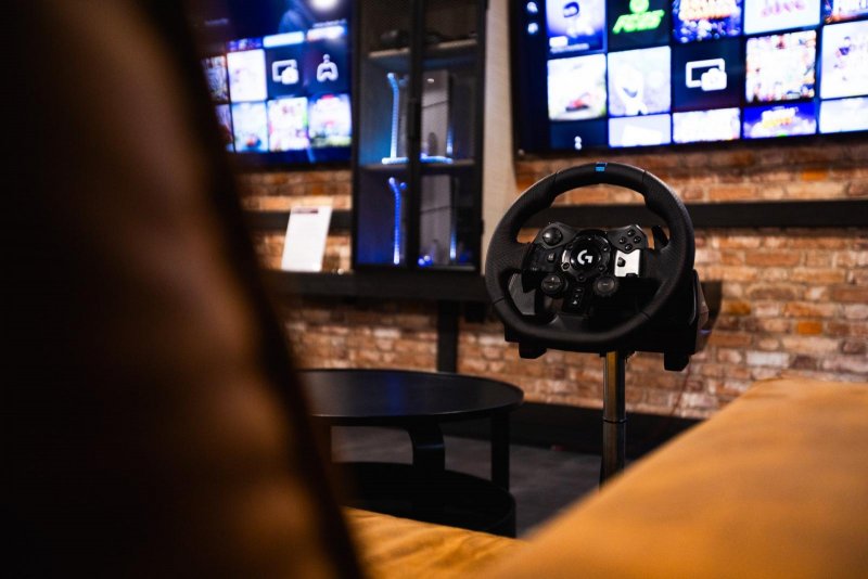 Počítačové hry v hotelovej herni - Volant k hre