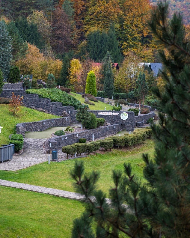 Otec so synom v bazéne Hotela Sitno