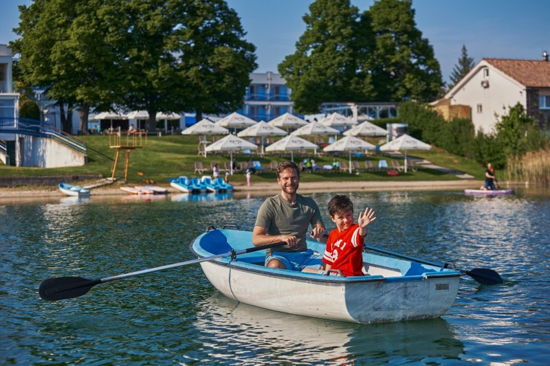 Otec so synom na loďke na Seneckých jazerách