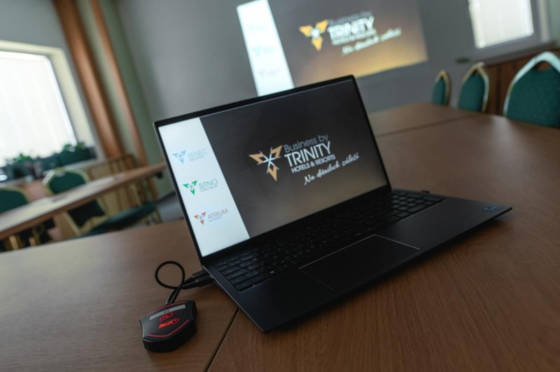 Notebook na pracovnom stole - Pracovné porady v hoteli Sitno