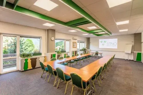 Sedenie v Hoteli Sitno – pohodlie pre konferencie aj oddych - Štýlové sedenie v Hoteli Sitno vhodné na konferencie, firemné stretnutia aj relax hostí.
