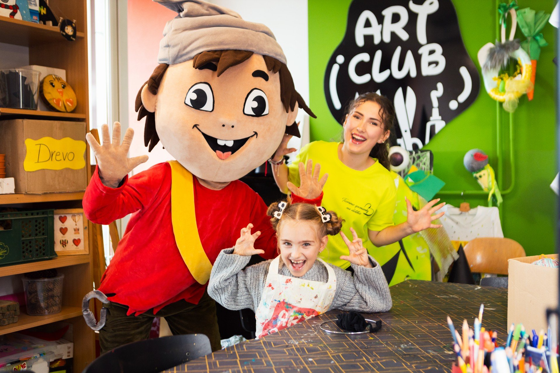 Maskot Skalko s animátorkou a dieťaťom v Art clube